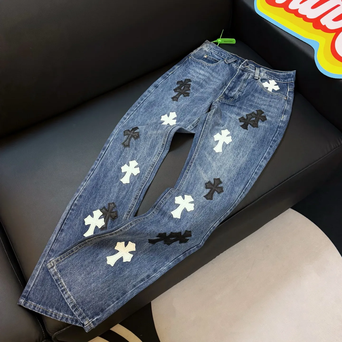 P260 Style number: D346 ChromeHearts Chrome washed blue and black and white leather straight pants, ceiling-level jeans, a pair is hard to find at the counter‼ ️About Zangyin✅This is an extremely luxurious fashion brand that can also be called the aristocracy of the high street. It has always been an exclusive brand for some hipsters or rich second generations. The color of this model is already very eye-catching by using a unique washed material. It is decorated with pink patch cross flowers, which cleverly highlights the charm of the brand. Secondly, this model adopts a classic high-waist cut design, which highlights the long legs and fashionable temperament of the upper body. The brand is highly recognizable and the slim-fitting configuration is more suitable for daily wear. The personality will be fashionable and the specifications can be seen at a glance. Materials and technology ✅ Needless to say, this point goes without saying. As an excellent craftsman brand, Zangyin's requirements for details and craftsmanship are really perfect. The washed color of this model has gone through a lot of processes, not to mention the embellishment of the denim appliqués. It is also purely handmade and sewn. Just like what they believe in, only handmade things have soul and have the meaning of wearing. A top-notch heavy-duty fashionable denim item, recommended by both hands‼ ️ Size: 28, 30, 32, 34, 36 (S-XXL) Color: blue Size reference: Pants length 100 102 104 106 106 Waist 72 76 80 84 88 Recommended weight S (about 130 pounds) M (about 120 pounds) L (about 140 pounds) XL (about 165) XXL (about 185)